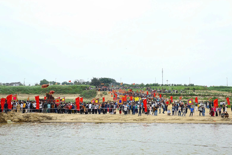 H&agrave; Nội: Cảnh s&aacute;t đường thủy bảo đảm giao th&ocirc;ng phục vụ lễ hội tr&ecirc;n s&ocirc;ng Hồng- Ảnh 13.