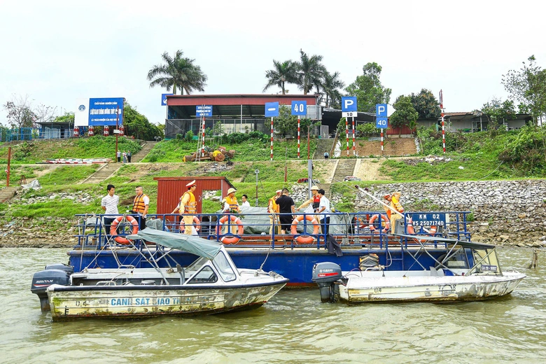 H&agrave; Nội: Cảnh s&aacute;t đường thủy bảo đảm giao th&ocirc;ng phục vụ lễ hội tr&ecirc;n s&ocirc;ng Hồng- Ảnh 11.