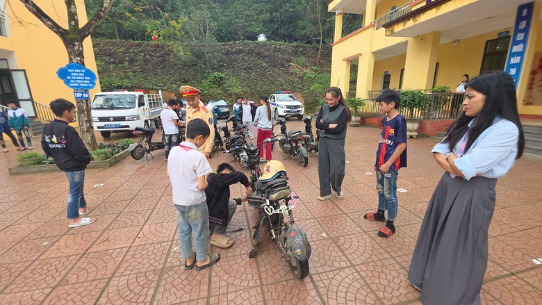 CSGT L&agrave;o Cai chủ động kế hoạch tuần tra, ngăn ngừa tai nạn từ xe điện độ chế- Ảnh 2.