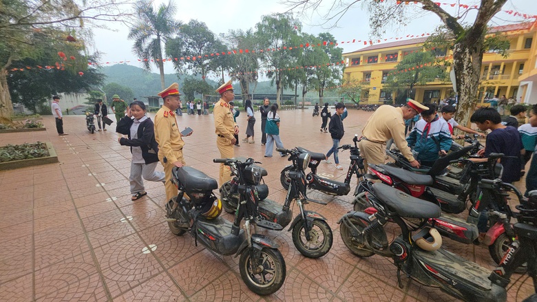 CSGT L&agrave;o Cai chủ động kế hoạch tuần tra, ngăn ngừa tai nạn từ xe điện độ chế- Ảnh 6.