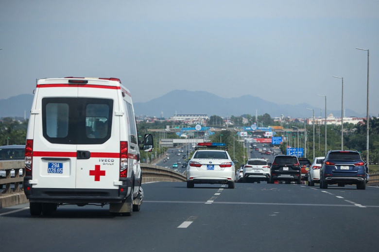 L&agrave;m sao nhận biết xe ưu ti&ecirc;n khi gặp &ocirc; t&ocirc; ph&aacute;t t&iacute;n hiệu?- Ảnh 1.