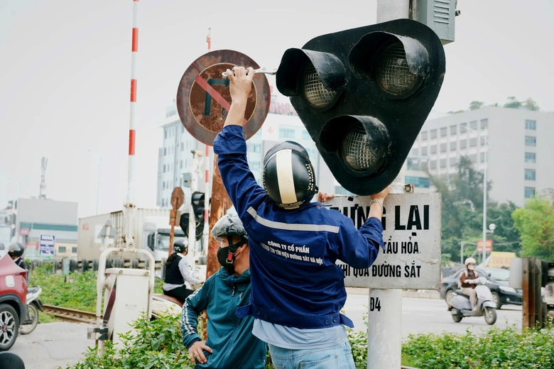 Bị cảnh s&aacute;t xử phạt v&igrave; vượt g&aacute;c chắn đường sắt, nữ t&agrave;i xế n&oacute;i do "t&agrave;u chưa đến"- Ảnh 7.