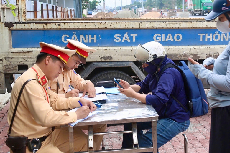 Bị cảnh s&aacute;t xử phạt v&igrave; vượt g&aacute;c chắn đường sắt, nữ t&agrave;i xế n&oacute;i do "t&agrave;u chưa đến"- Ảnh 5.