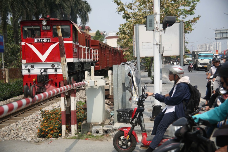 Bị cảnh s&aacute;t xử phạt v&igrave; vượt g&aacute;c chắn đường sắt, nữ t&agrave;i xế n&oacute;i do "t&agrave;u chưa đến"- Ảnh 1.