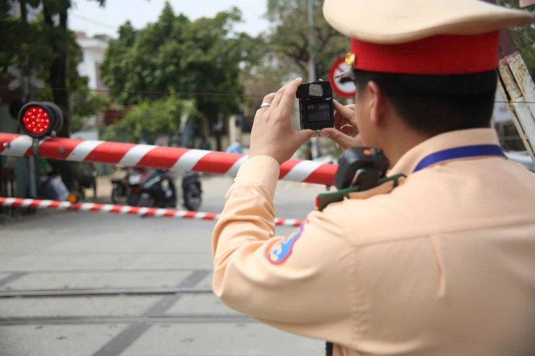 Bị cảnh s&aacute;t xử phạt v&igrave; vượt g&aacute;c chắn đường sắt, nữ t&agrave;i xế n&oacute;i do "t&agrave;u chưa đến"- Ảnh 6.