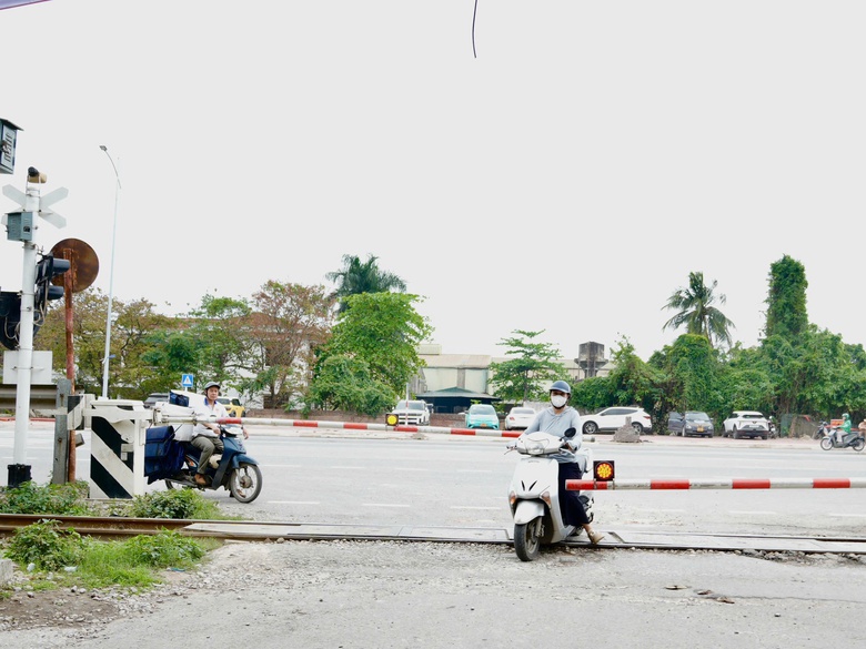 Bị cảnh s&aacute;t xử phạt v&igrave; vượt g&aacute;c chắn đường sắt, nữ t&agrave;i xế n&oacute;i do "t&agrave;u chưa đến"- Ảnh 2.