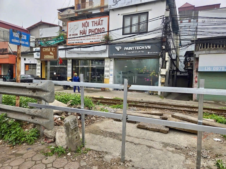 Bị cảnh s&aacute;t xử phạt v&igrave; vượt g&aacute;c chắn đường sắt, nữ t&agrave;i xế n&oacute;i do "t&agrave;u chưa đến"- Ảnh 9.