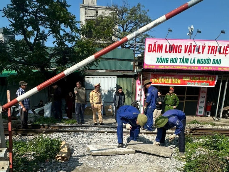 Bị cảnh s&aacute;t xử phạt v&igrave; vượt g&aacute;c chắn đường sắt, nữ t&agrave;i xế n&oacute;i do "t&agrave;u chưa đến"- Ảnh 8.