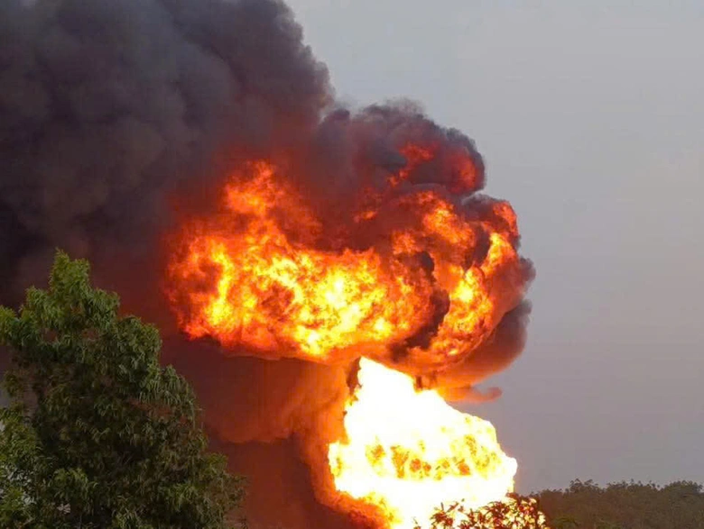 TP.HCM: Ch&aacute;y kho h&oacute;a chất k&egrave;m theo nhiều tiếng nổ lớn- Ảnh 1.