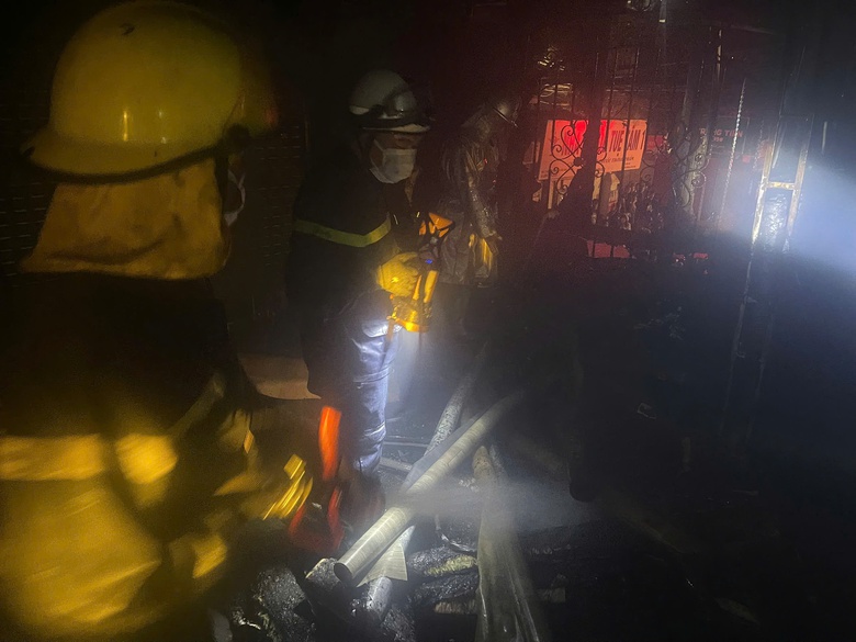 H&agrave; Nội: Kịp thời cứu 7 người mắc kẹt trong vụ ch&aacute;y nh&agrave; d&acirc;n tại ng&otilde; 218 Lĩnh Nam- Ảnh 1.