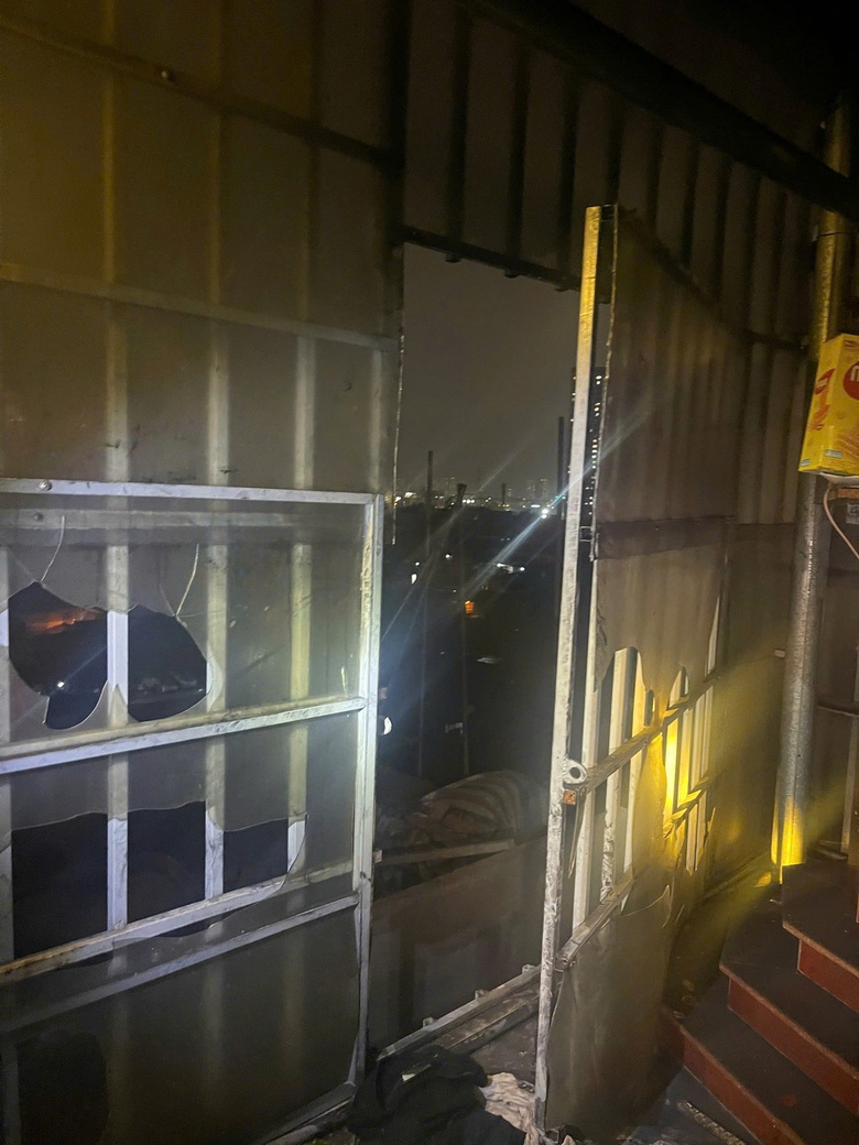 H&agrave; Nội: Kịp thời cứu 7 người mắc kẹt trong vụ ch&aacute;y nh&agrave; d&acirc;n tại ng&otilde; 218 Lĩnh Nam- Ảnh 2.