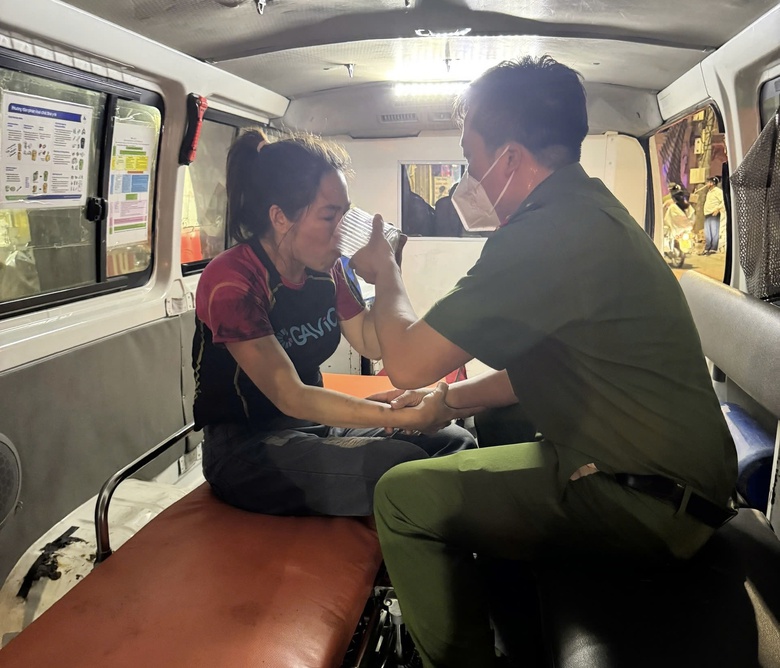 H&agrave; Nội: Kịp thời cứu 7 người mắc kẹt trong vụ ch&aacute;y nh&agrave; d&acirc;n tại ng&otilde; 218 Lĩnh Nam- Ảnh 3.