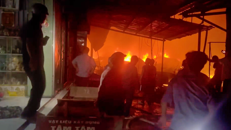 Ch&aacute;y lớn thi&ecirc;u rụi nhiều căn nh&agrave; ven s&ocirc;ng của 8 hộ d&acirc;n ở C&agrave; Mau- Ảnh 1.