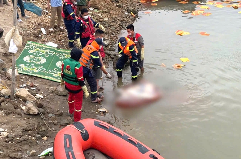 Phú Thọ: Phát hiện thêm nạn nhân trong vụ chìm tàu trên sông Hồng- Ảnh 1. Phú Thọ: Phát hiện thêm nạn nhân trong vụ chìm tàu trên sông Hồng- Ảnh 1.