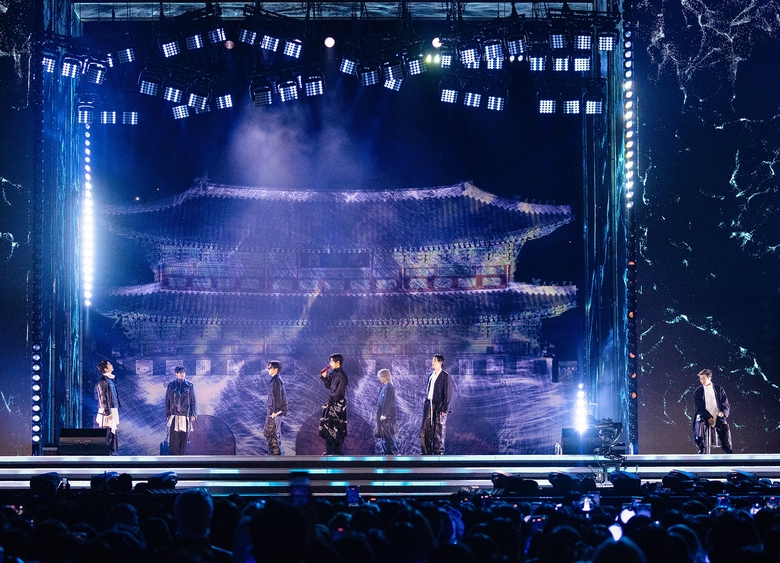 Bắt giữ một người đ&agrave;n &ocirc;ng đe dọa n&eacute;m xăng v&agrave;o buổi biểu diễn của nh&oacute;m nhạc BTS- Ảnh 4.