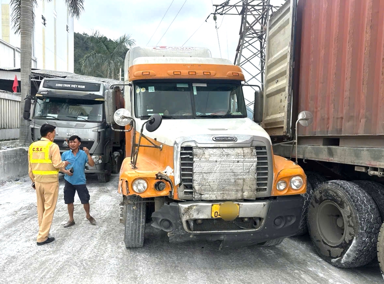 Truy vết, bắt giữ tài xế xe đầu kéo gây tai nạn chết người rồi bỏ trốn- Ảnh 1. Truy vết, bắt giữ tài xế xe đầu kéo gây tai nạn chết người rồi bỏ trốn- Ảnh 1.