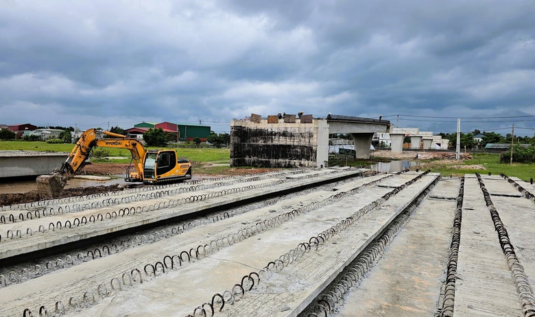 Nguy cơ "vỡ" tiến độ dự &aacute;n QL12A đoạn tr&aacute;nh Ba Đồn, Quảng Trị v&igrave; vướng mặt bằng- Ảnh 1.