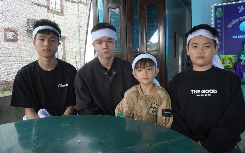 Bốn anh em mồ c&ocirc;i v&agrave; g&aacute;nh nặng cuộc đời- Ảnh 1.