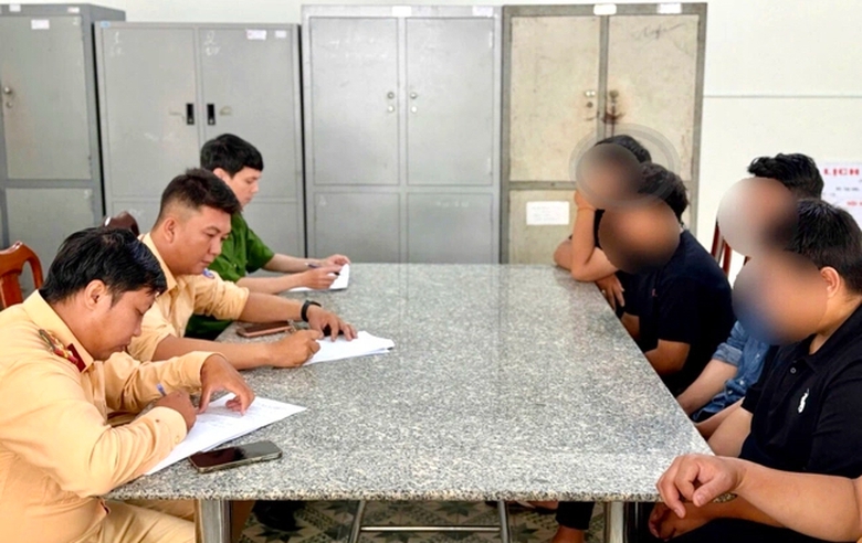 Biểu diễn xe m&aacute;y một b&aacute;nh, nh&oacute;m thiếu ni&ecirc;n 14&ndash;16 tuổi bị "về đồn"- Ảnh 1.