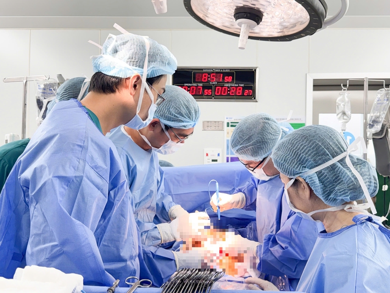 B&oacute;c t&aacute;ch khối u xơ tử cung gần 12kg cho bệnh nh&acirc;n 25 tuổi- Ảnh 1.