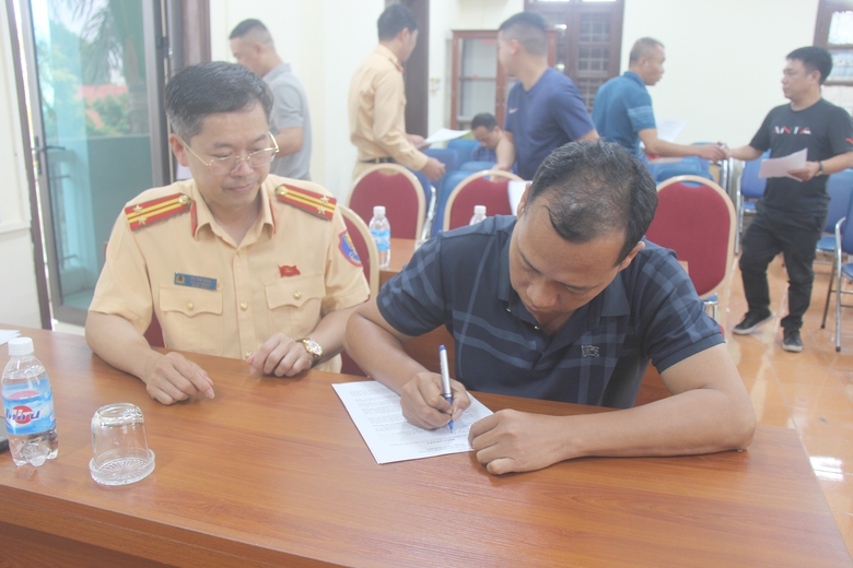 Hà Nội: Hơn 40 chủ xe tải ký cam kết không vi phạm, giữ vệ sinh môi trường- Ảnh 4. Hà Nội: Hơn 40 chủ xe tải ký cam kết không vi phạm, giữ vệ sinh môi trường- Ảnh 4.