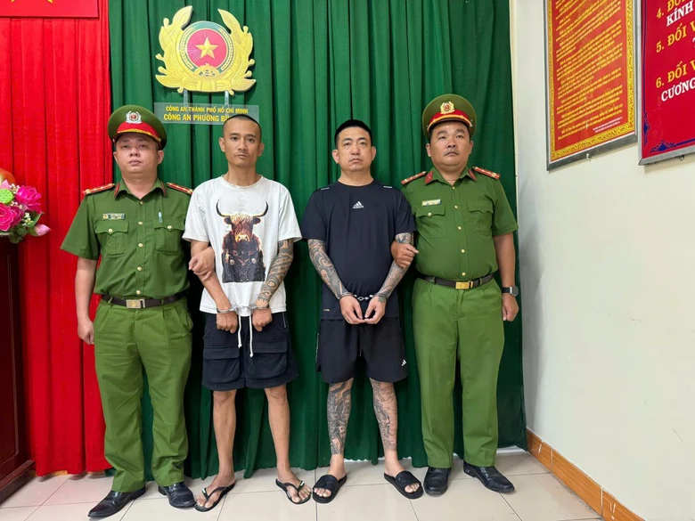 TP.HCM: Bắt giam 2 người đi xe b&aacute;n tải h&agrave;nh hung người dừng mua v&eacute; số tr&ecirc;n đường- Ảnh 1.