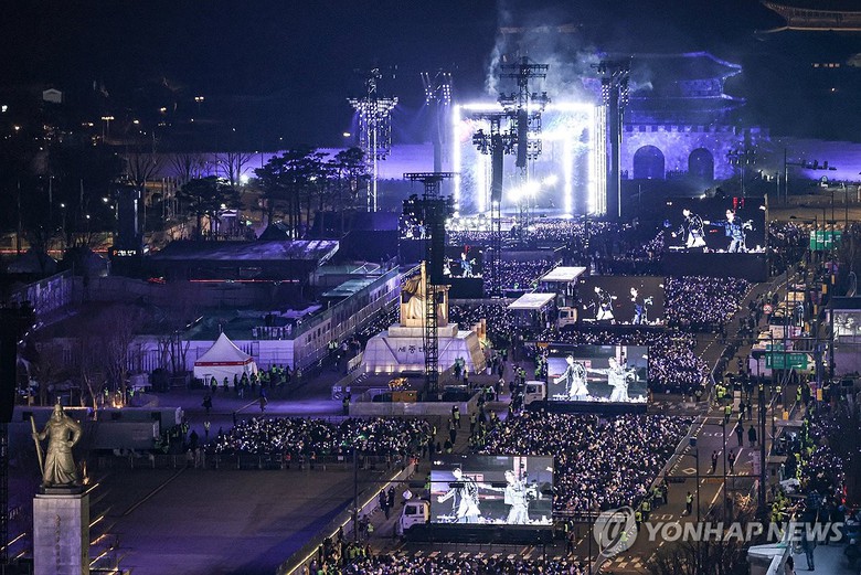 Bắt giữ một người đ&agrave;n &ocirc;ng đe dọa n&eacute;m xăng v&agrave;o buổi biểu diễn của nh&oacute;m nhạc BTS- Ảnh 1.