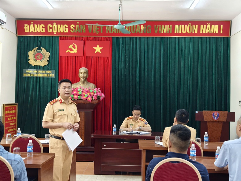 Hà Nội: Hơn 40 chủ xe tải ký cam kết không vi phạm, giữ vệ sinh môi trường- Ảnh 1. Hà Nội: Hơn 40 chủ xe tải ký cam kết không vi phạm, giữ vệ sinh môi trường- Ảnh 1.