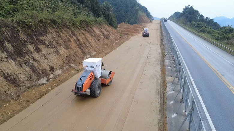 Biến động giá xăng dầu: Nhà thầu xây dựng “gồng mình” giữ tiến độ thi công- Ảnh 2. Biến động giá xăng dầu: Nhà thầu xây dựng “gồng mình” giữ tiến độ thi công- Ảnh 2.