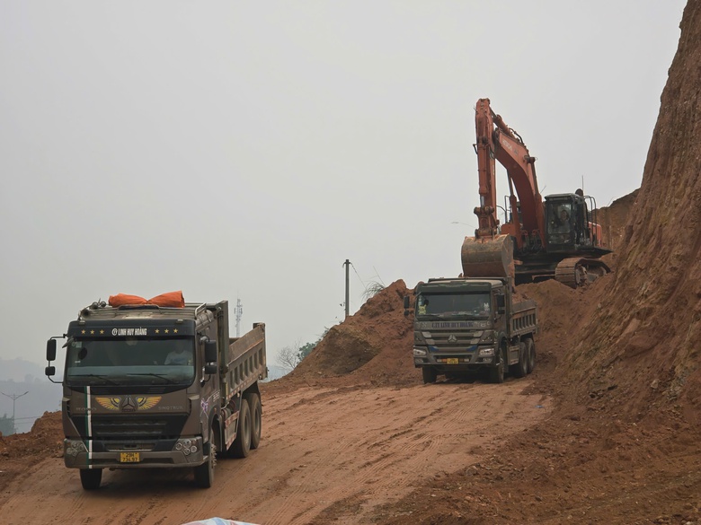 Biến động giá xăng dầu: Nhà thầu xây dựng “gồng mình” giữ tiến độ thi công- Ảnh 1. Biến động giá xăng dầu: Nhà thầu xây dựng “gồng mình” giữ tiến độ thi công- Ảnh 1.