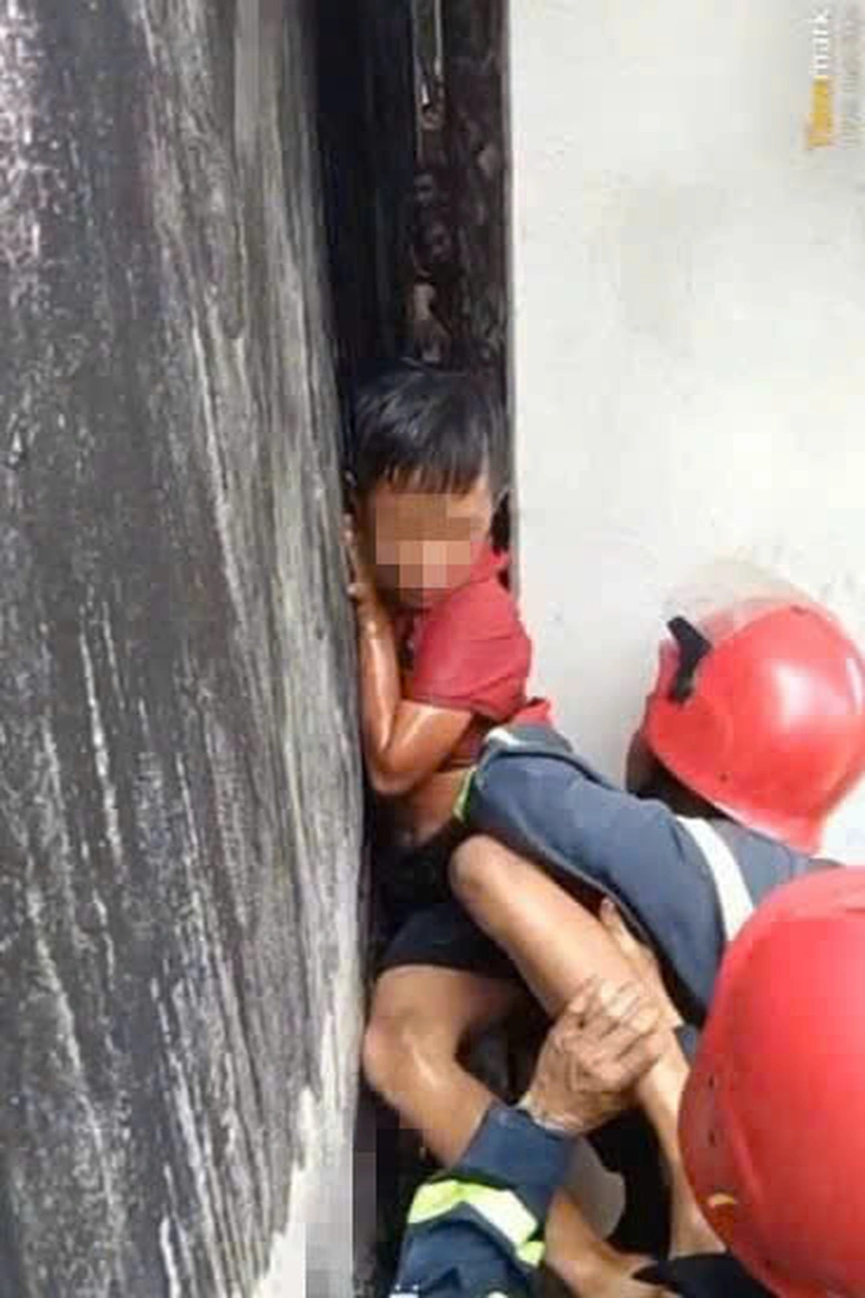 TP.HCM: Cảnh sát dùng dầu ăn cứu cháu nhỏ mắc kẹt giữa hai vách tường- Ảnh 2. TP.HCM: Cảnh sát dùng dầu ăn cứu cháu nhỏ mắc kẹt giữa hai vách tường- Ảnh 2.