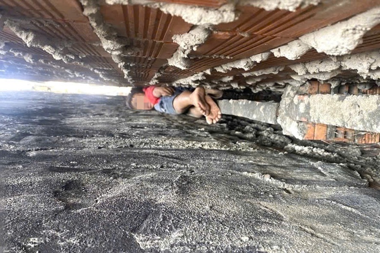 TP.HCM: Cảnh sát dùng dầu ăn cứu cháu nhỏ mắc kẹt giữa hai vách tường- Ảnh 1. TP.HCM: Cảnh sát dùng dầu ăn cứu cháu nhỏ mắc kẹt giữa hai vách tường- Ảnh 1.