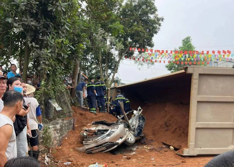 &Ocirc; t&ocirc; tải đ&egrave; xe con ở Ph&uacute; Thọ, hai người tử vong- Ảnh 2.