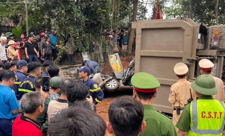 &Ocirc; t&ocirc; tải đ&egrave; xe con ở Ph&uacute; Thọ, hai người tử vong- Ảnh 1.