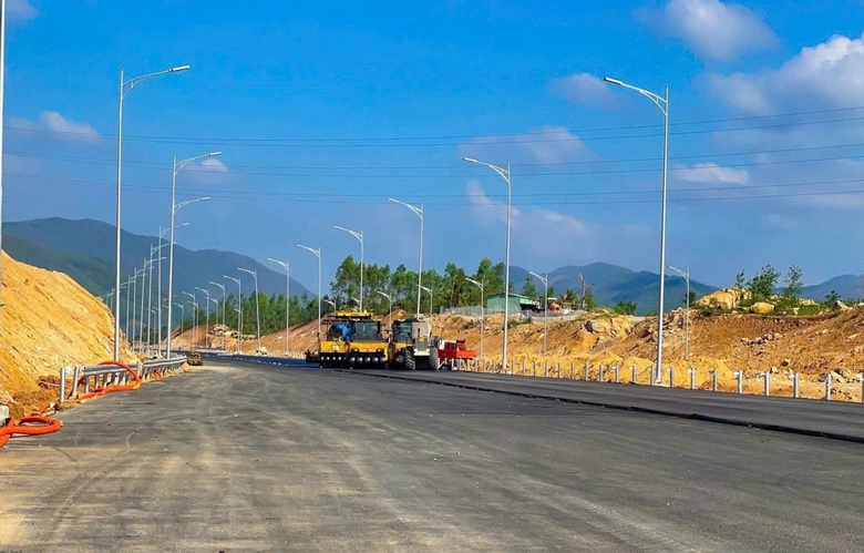 Thúc tiến độ nhà thầu chậm thi công dự án cao tốc Quy Nhơn - Chí Thạnh- Ảnh 1. Thúc tiến độ nhà thầu chậm thi công dự án cao tốc Quy Nhơn - Chí Thạnh- Ảnh 1.