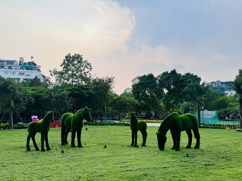 TP.HCM siết r&agrave; so&aacute;t chỉnh trang đ&ocirc; thị, tr&aacute;nh d&agrave;n trải kh&ocirc;ng gian c&ocirc;ng cộng tạm thời- Ảnh 3.