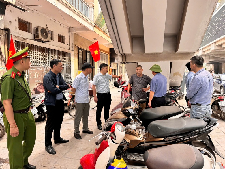 Giải tỏa b&atilde;i đỗ xe tự ph&aacute;t khu vực nh&agrave; ga đường sắt C&aacute;t Linh - H&agrave; Đ&ocirc;ng- Ảnh 1.