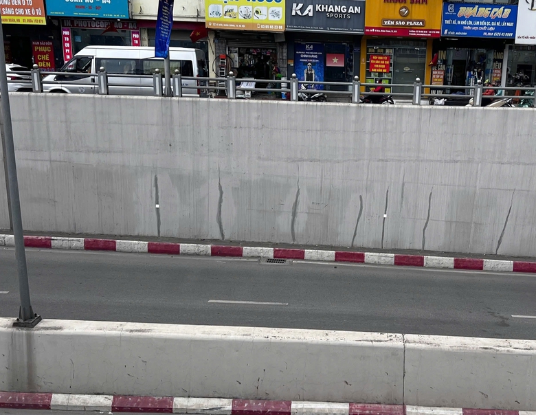 Xuất hiện hàng chục vết nứt tại hầm chui Lê Văn Lương, chưa ảnh hưởng khai thác- Ảnh 1. Xuất hiện hàng chục vết nứt tại hầm chui Lê Văn Lương, chưa ảnh hưởng khai thác- Ảnh 1.