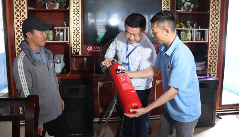 Tăng cường kiểm tra t&agrave;u du lịch tr&ecirc;n Vịnh Hạ Long trước cao điểm du lịch- Ảnh 1.