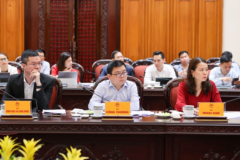 Thủ tướng: Kh&ocirc;ng để thiếu nguồn cung xăng dầu, khẩn trương x&acirc;y dựng kho dự trữ chiến lược- Ảnh 7.