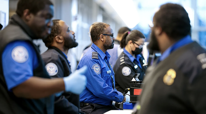 L&agrave;m việc kh&ocirc;ng lương, nh&acirc;n vi&ecirc;n an ninh vận tải Mỹ đối mặt nguy cơ bị đuổi khỏi nh&agrave;- Ảnh 1.
