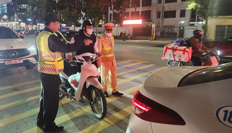 Nghệ An: Bắt giữ nhóm giả danh "Tổ công tác 373” cưỡng đoạt tiền của người dân- Ảnh 2. Nghệ An: Bắt giữ nhóm giả danh "Tổ công tác 373” cưỡng đoạt tiền của người dân- Ảnh 2.