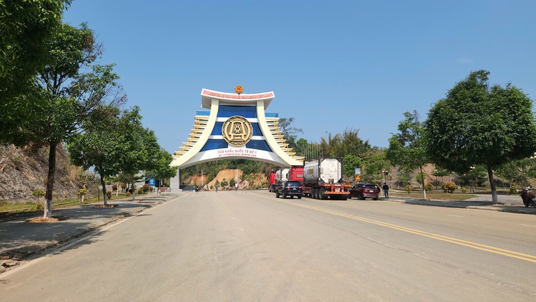 Quảng Ng&atilde;i: Ph&aacute;t hiện xe tải vận chuyển tr&aacute;i ph&eacute;p gần 1.000 l&iacute;t xăng s&aacute;t bi&ecirc;n giới- Ảnh 1.