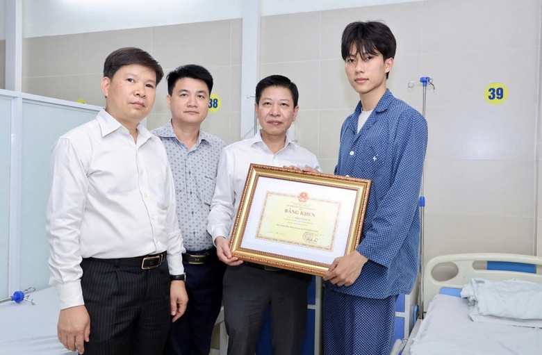 Bộ Gi&aacute;o dục v&agrave; Đ&agrave;o tạo khen thưởng sinh vi&ecirc;n lao v&agrave;o đ&aacute;m ch&aacute;y cứu người- Ảnh 2.