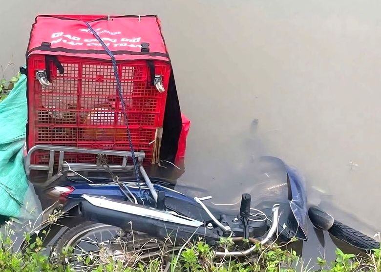 Ninh Bình: Nam shipper tử vong dưới mương nước- Ảnh 1. Ninh Bình: Nam shipper tử vong dưới mương nước- Ảnh 1.