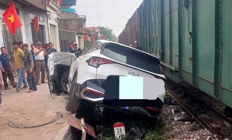 Xe &ocirc; t&ocirc; bị biến dạng phần đầu sau va chạm với đo&agrave;n t&agrave;u.