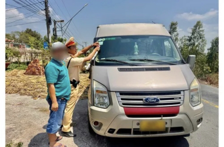 CSGT T&acirc;y Ninh ph&aacute;t h&agrave;nh h&agrave;ng ngh&igrave;n logo "Đ&atilde; uống rượu bia l&agrave; kh&ocirc;ng l&aacute;i xe&rdquo; đến người d&acirc;n- Ảnh 1.