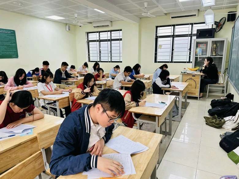 Thi lớp 10 c&ocirc;ng lập H&agrave; Nội, th&iacute; sinh được cộng tối đa 2 điểm ưu ti&ecirc;n- Ảnh 1.