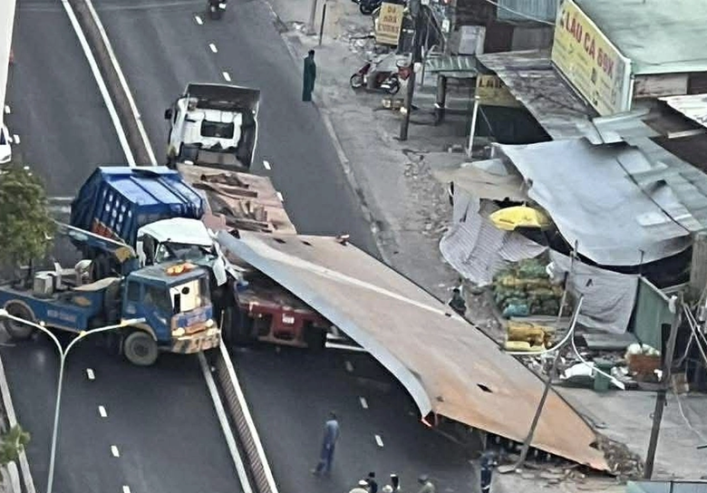 Va chạm tr&ecirc;n cầu K&ecirc;nh Tẻ, tấm th&eacute;p hơn 10 tấn rơi xuống đường, một t&agrave;i xế tử vong- Ảnh 1.