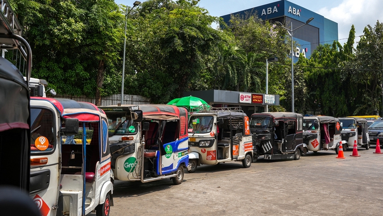 Campuchia tạm dừng xử phạt giao thông để giảm áp lực từ giá xăng dầu- Ảnh 1. Campuchia tạm dừng xử phạt giao thông để giảm áp lực từ giá xăng dầu- Ảnh 1.